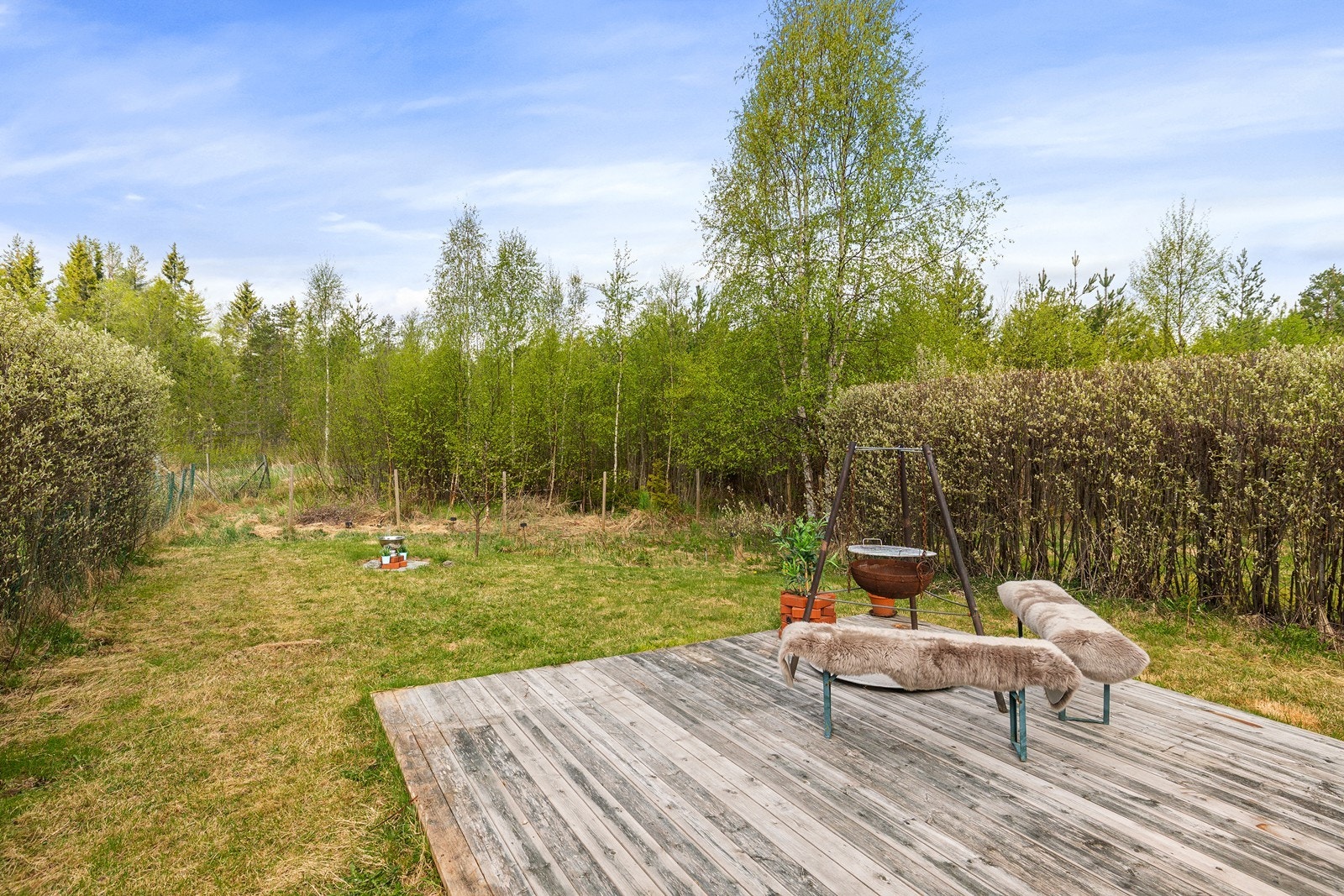 Eiendommen har svært gode solforhold med nydelig kveldssol på baksiden. Her er det også fint utsyn mot skog og friareal i bakkant av borettslagets tomt. Galleribilde
