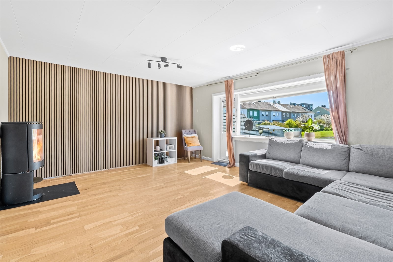 Romslig stue med vedovn og utgang til terrasse. Galleribilde