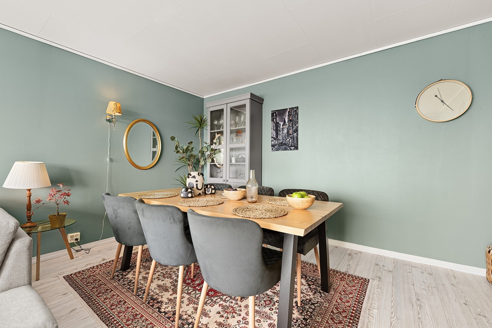 Stue med god plass til både spisebord og sofagruppe Galleribilde