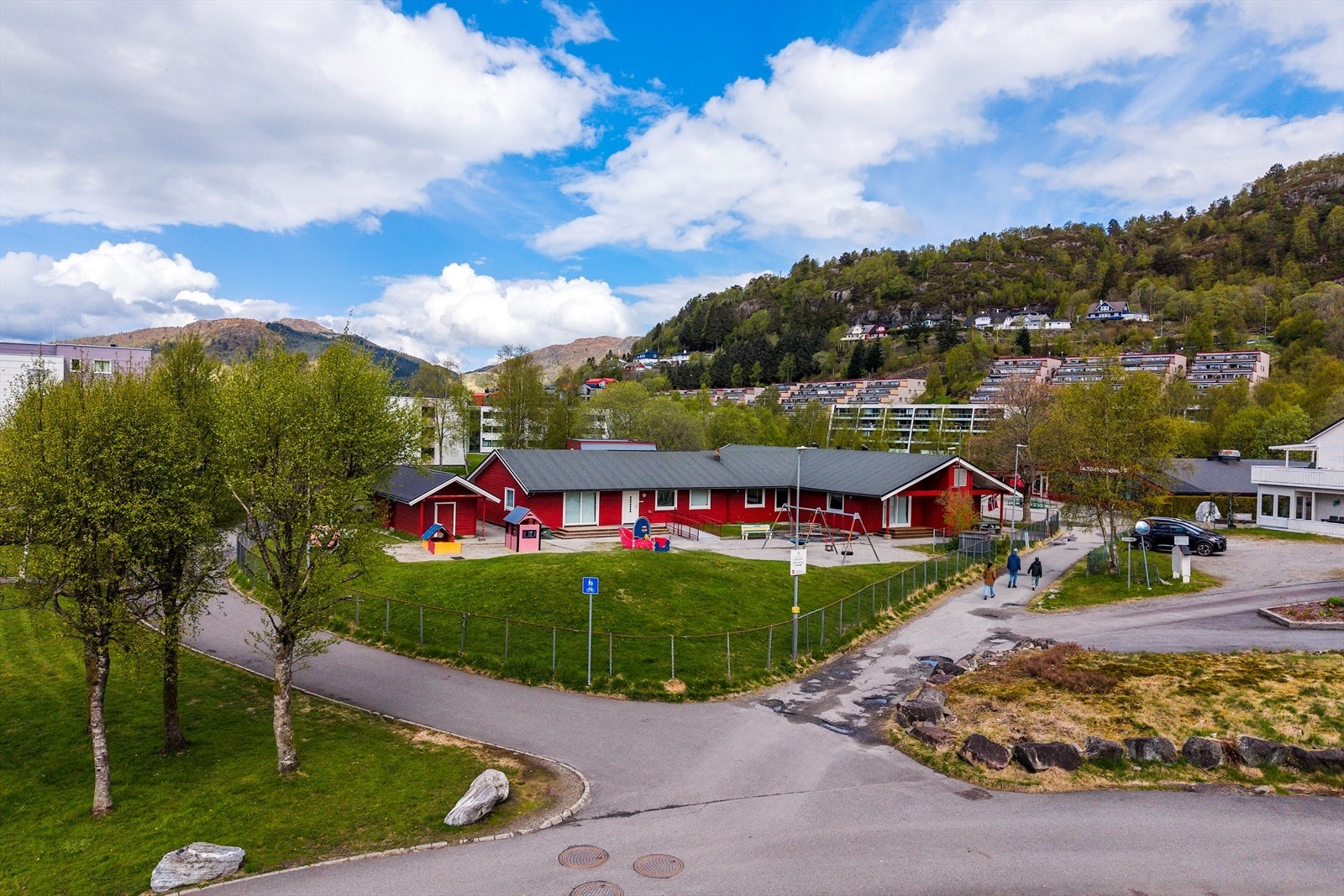 Området er godt egnet for barnefamilier, med trygg gangavstand til Liakroken barnehage samt barneskoler på Li og Flaktveit Galleribilde