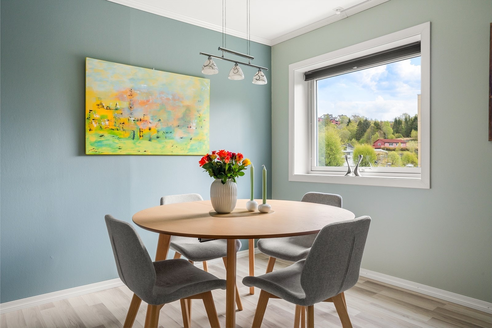 Rommet har store vindusflater som gir godt med naturlig lys fra to sider Galleribilde