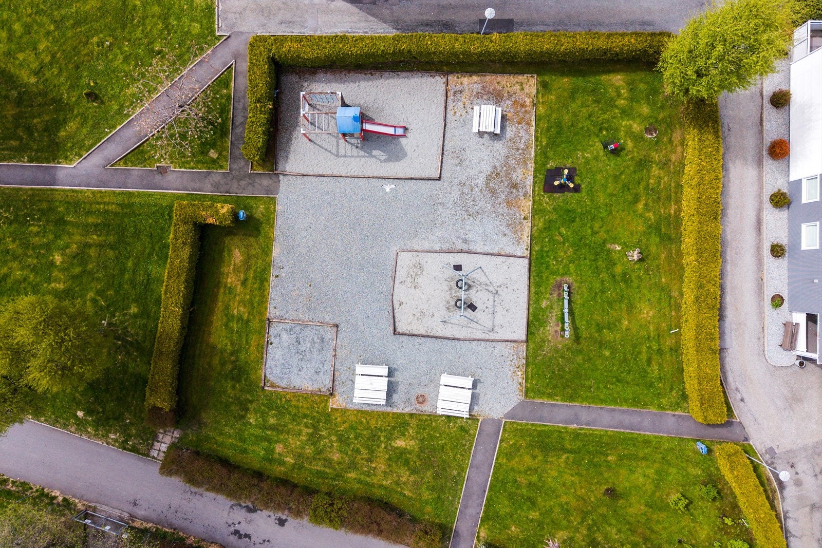 Plassen er fint skjermet med hekker på alle sider Galleribilde