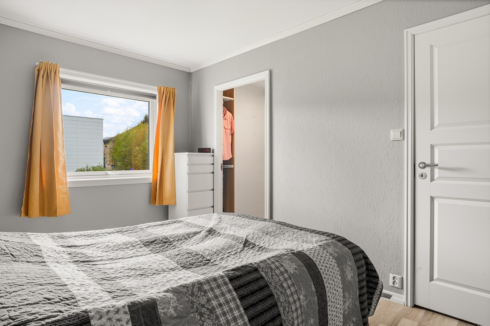 Her har man adkomst til praktisk walk-in garderobe (godkjent som bod) Galleribilde