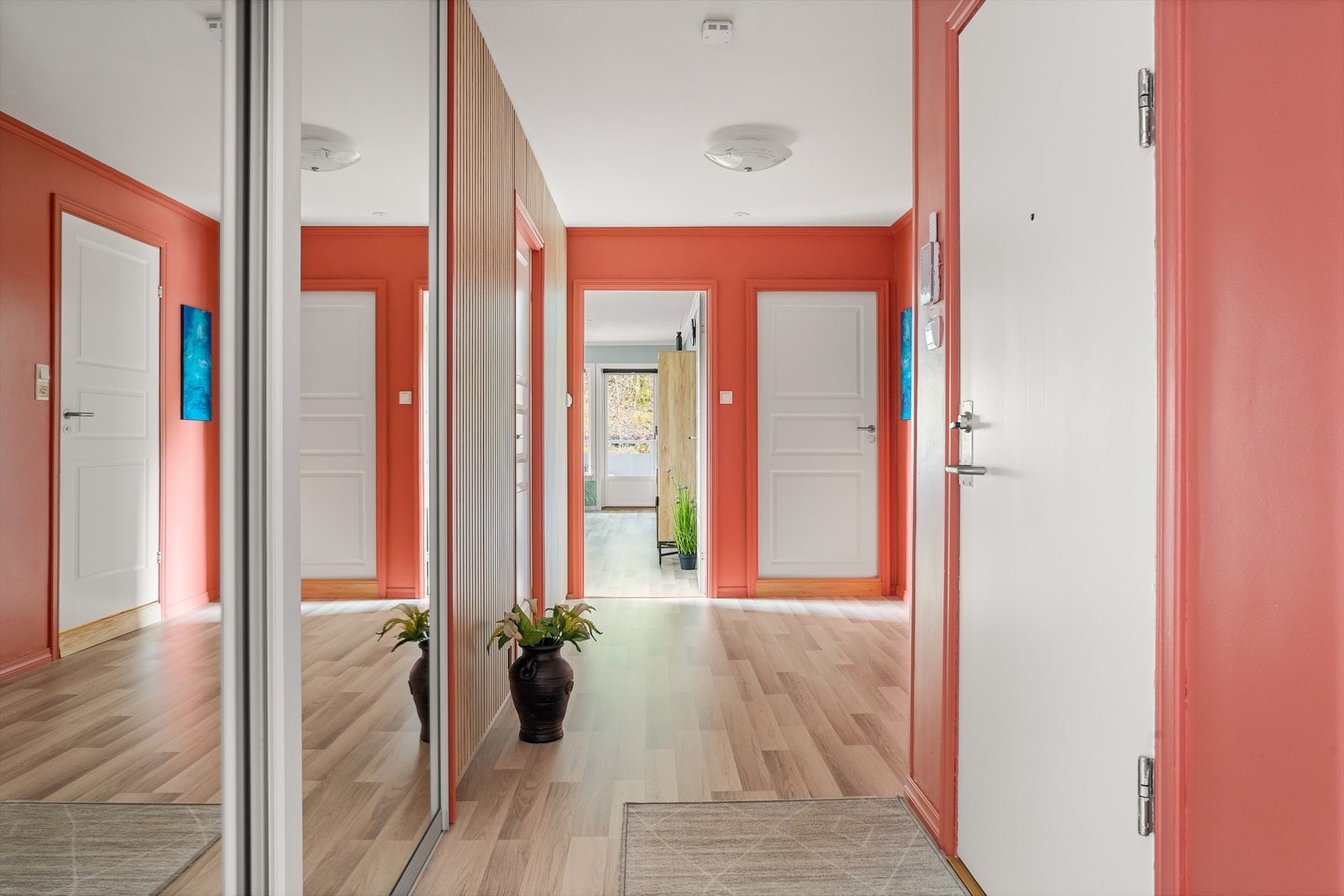 Romslig entré/gang på ca. 11,27 m², med god plass til diverse yttertøy og sko i skyvedørsgarderobe med speilfronter Galleribilde