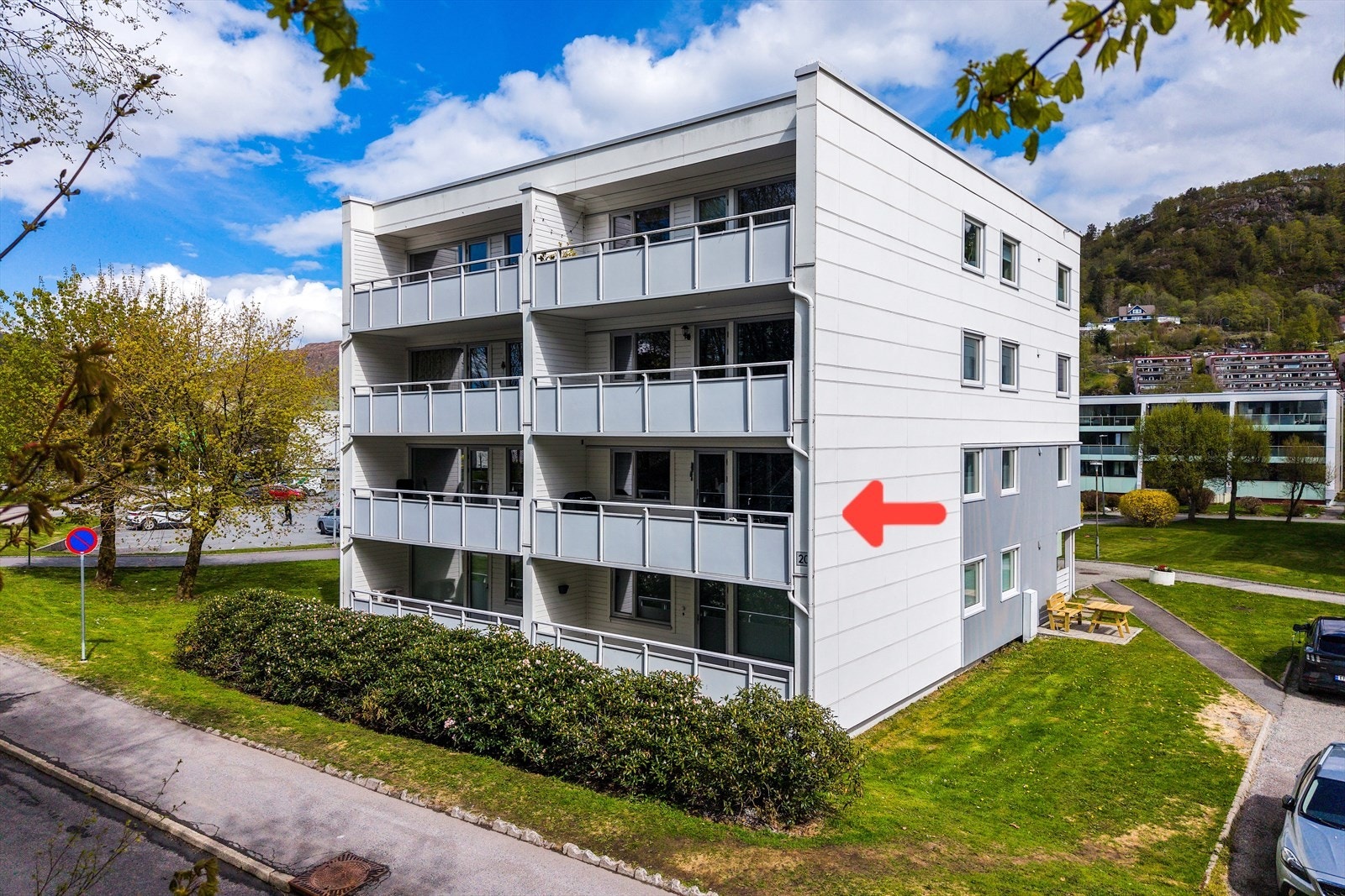 Leiligheten ligger fint til i byggets 2. etasje Galleribilde