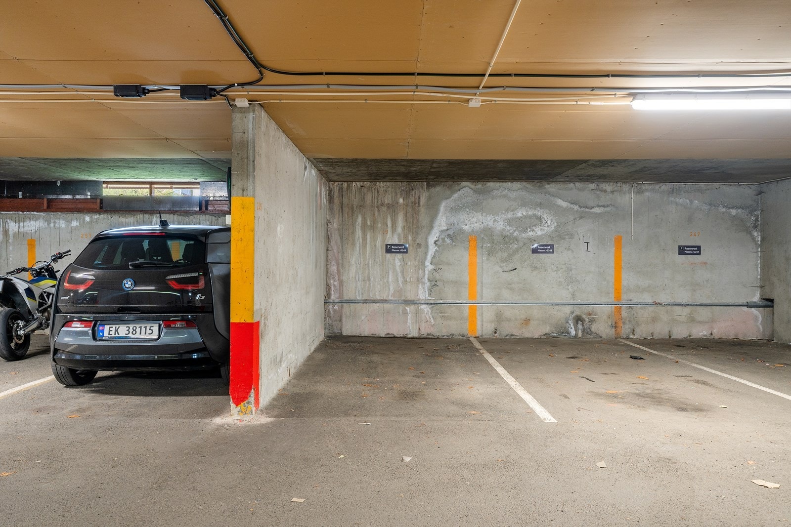 Fast garasjeplass i underetasje i naboblokken, merket G249. Enkel tilkomst via utvendig trapp og elektrisk port med fjernkontroll Galleribilde
