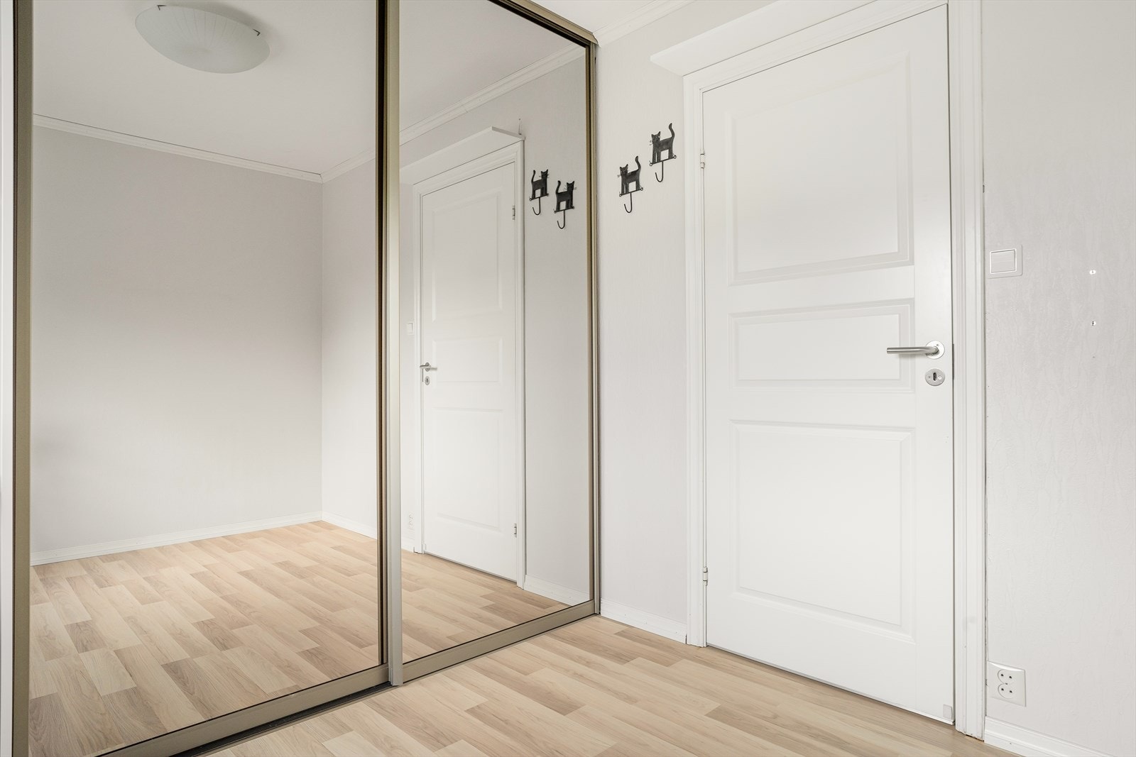 God oppbevaringsplass i skyvedørsgarderobe med speilfronter Galleribilde
