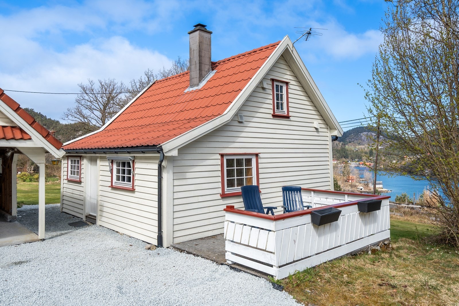 Her får du en stor eiendom på ca. 4 mål med et eldre våningshus, naust, løe og carport Galleribilde