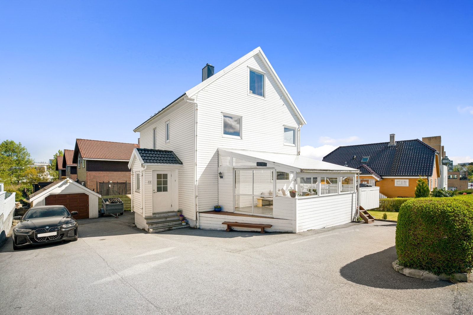 Eiendommen ligger i et veletablert og barnevennlig boligområde på Hundvåg i Stavanger, med umiddelbar nærhet til sjøen, barnehager, skoler, butikker og kjøpesenter. Galleribilde