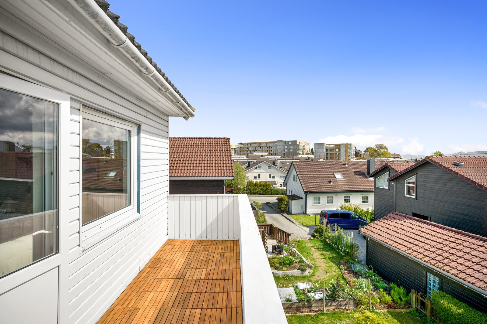 Fra det ene soverommet er det en sør-vendt balkong med gode solforhold. Galleribilde
