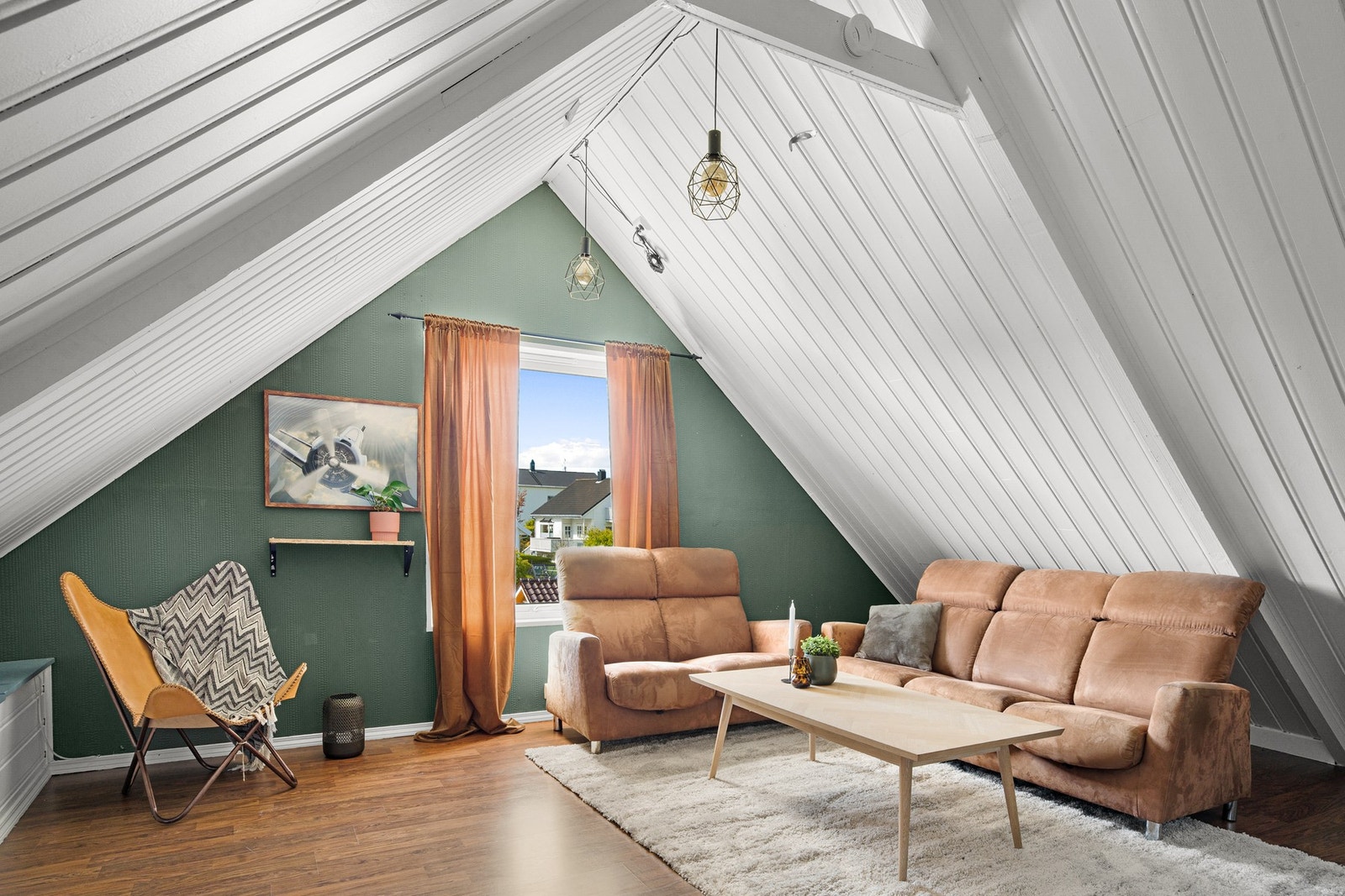 Loftstuen passer godt som tv-stue, ungdomsavdeling, hjemmekontor eller lekerom, og bidrar til en fleksibel planløsning med plass til hele familien. Galleribilde