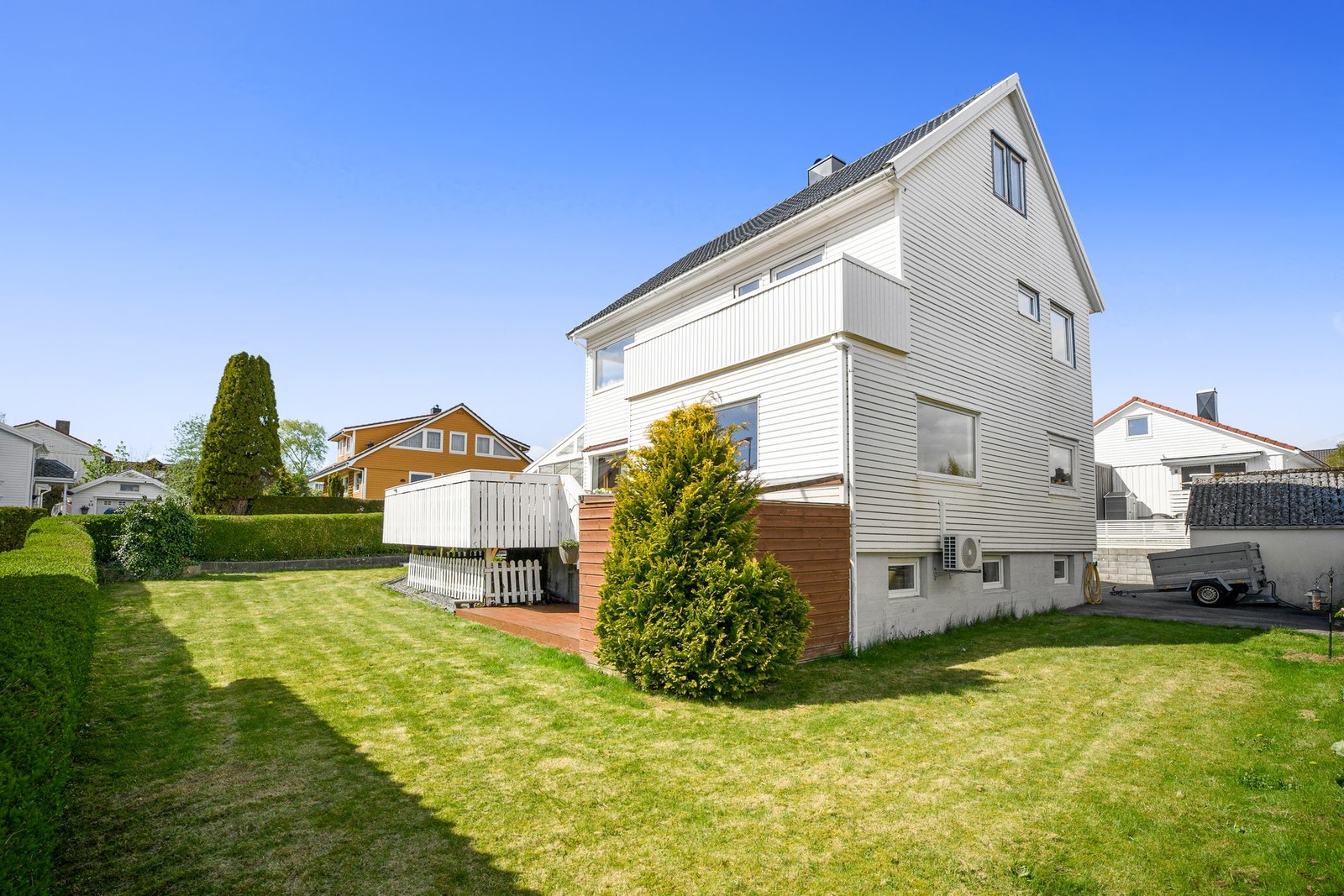 På Hundvåg er det også familievennlige fasiliteter som lekeplass, fotballbane, lysløype, idrettshall, svømmehall og treningssenter. Galleribilde