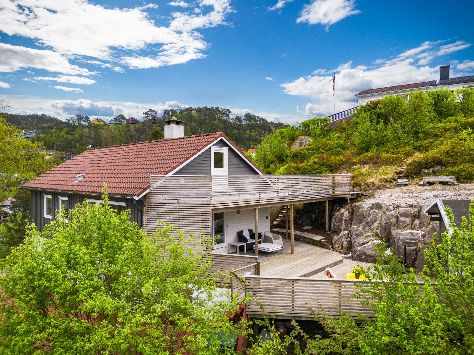 Rekkverket på terrassene er nå malt. Galleribilde