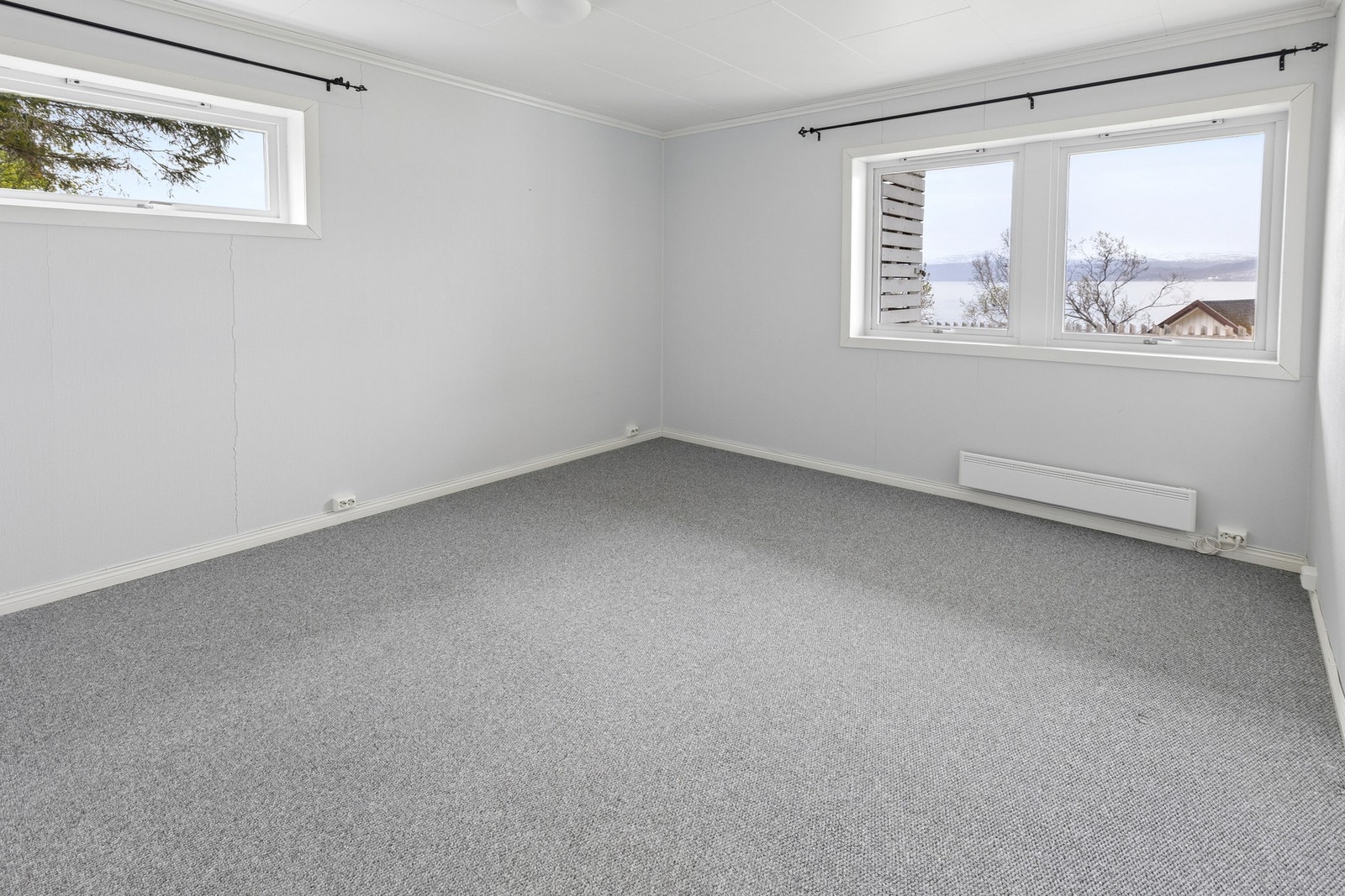 Ett av to soverom i første etasje, med god plass til ønsket seng og garderobeløsning. Foto: EFKT Galleribilde
