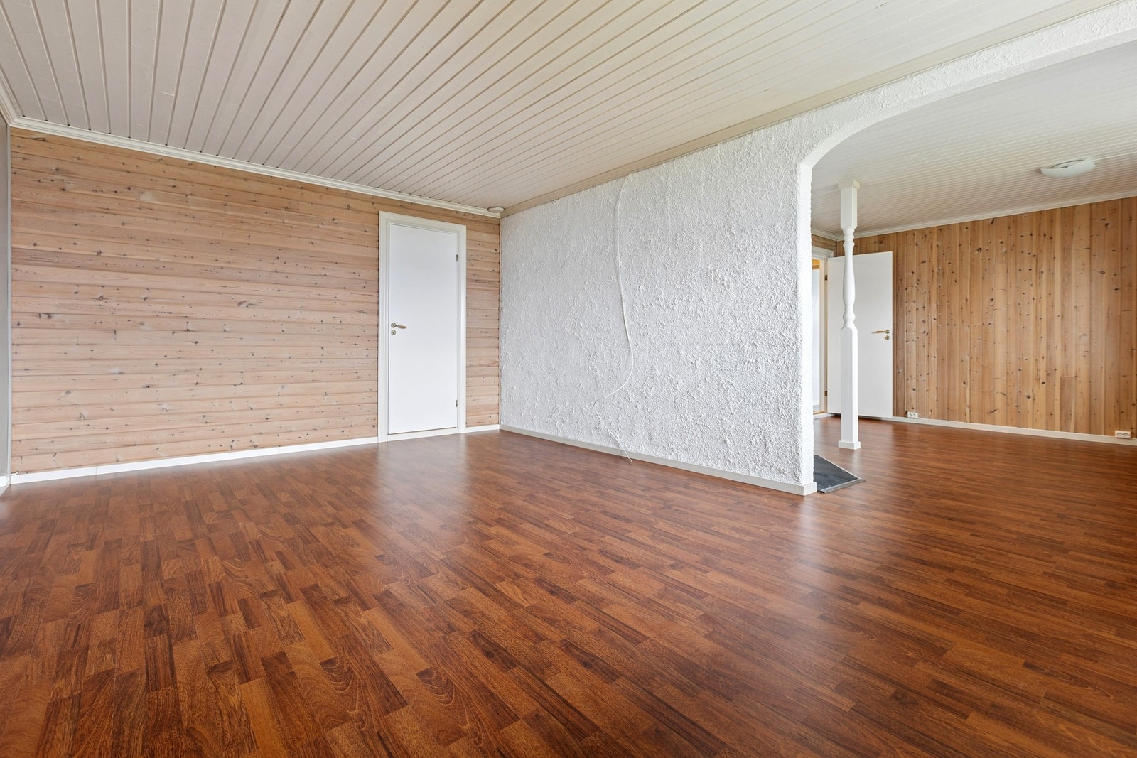 Romslig kjellerstue som gir ekstra plass for familieaktiviteter eller en egen sone for ungdommen. Foto: EFKT Galleribilde