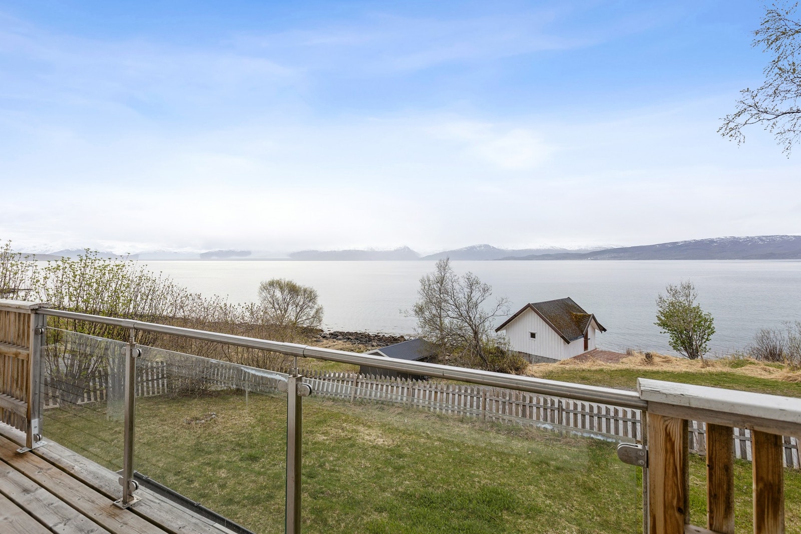 Fra den 27 m² store balkongen har du panoramautsikt over Ofotfjorden. Eiendommen ligger i nærhet til sjø og fine turmuligheter. Foto: EFKT Galleribilde