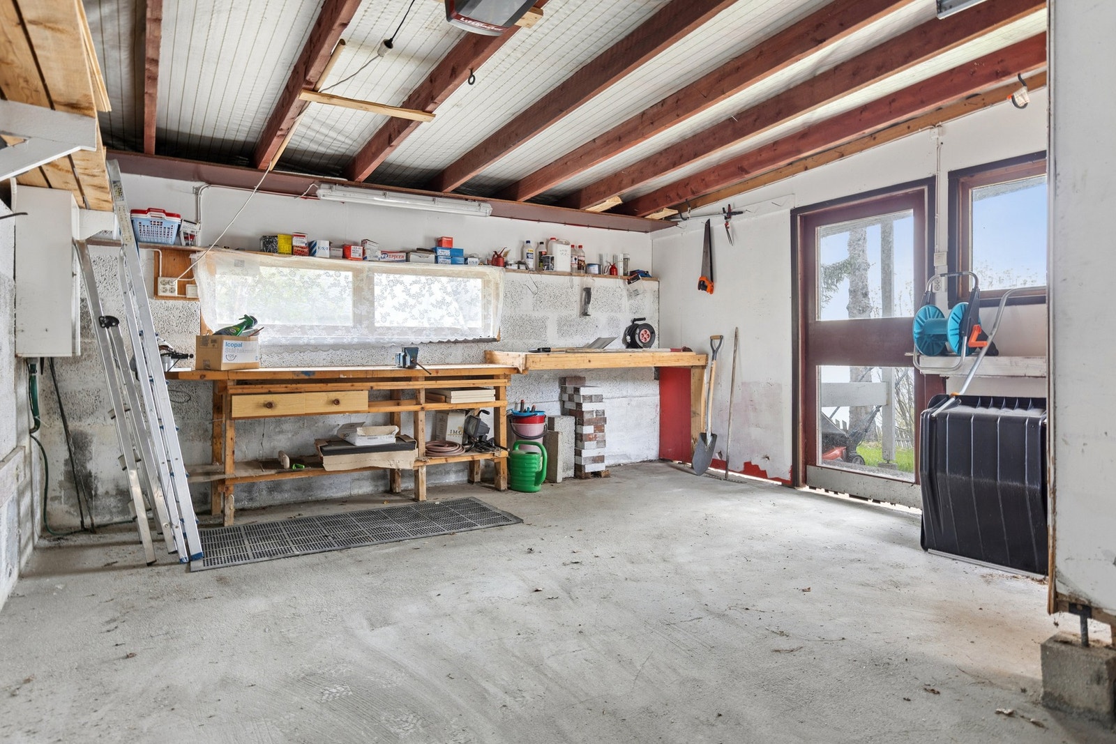 Integrert garasje med god plass til både bil og oppbevaring eller en liten arbeidsbenk. Foto: EFKT Galleribilde