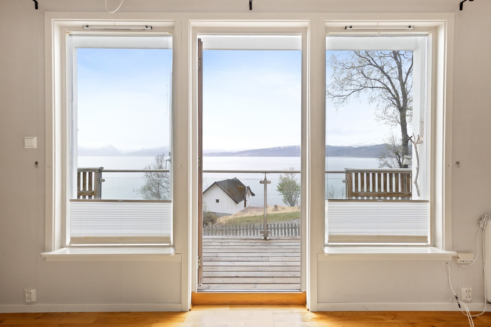 Fra stuen spaserer du rett ut på balkongen og nyter fine sommerdager i vakre omgivelser. Foto: EFKT Galleribilde