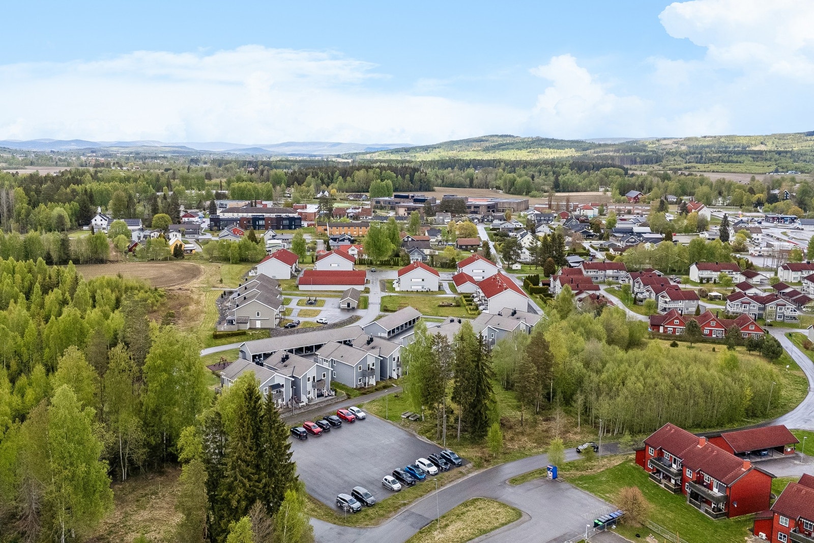 Det er kort vei til skog og mark med et godt nettverk av turstier og lysløyper, samt nærhet til Glomma med gode muligheter for fiske, padling og hyggelige turer langs vannet. Galleribilde