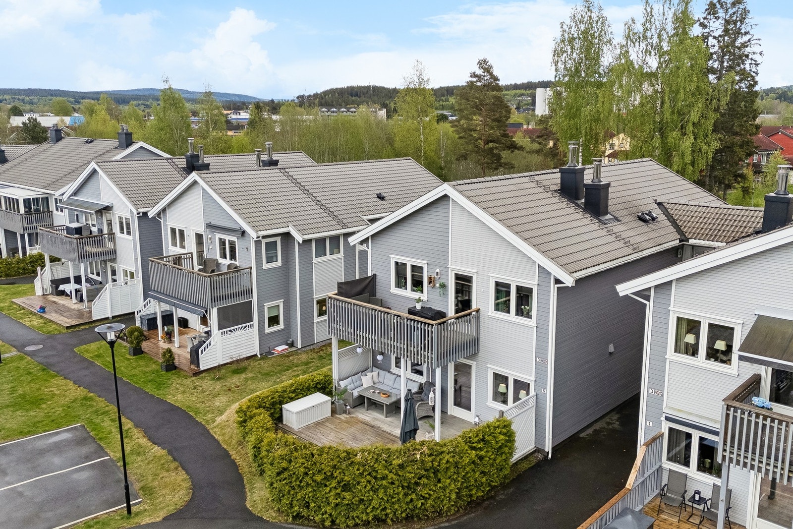 Eiendommen ligger i et rolig, nyere etablert og familievennlig boligområde på Skarnes i Sør-Odal kommune. Galleribilde