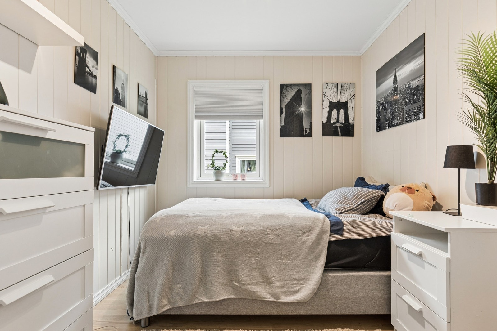 Soverom med plass til seng og oppbevaringsmøbler samt vindu som gir naturlig lysinnslipp. Galleribilde