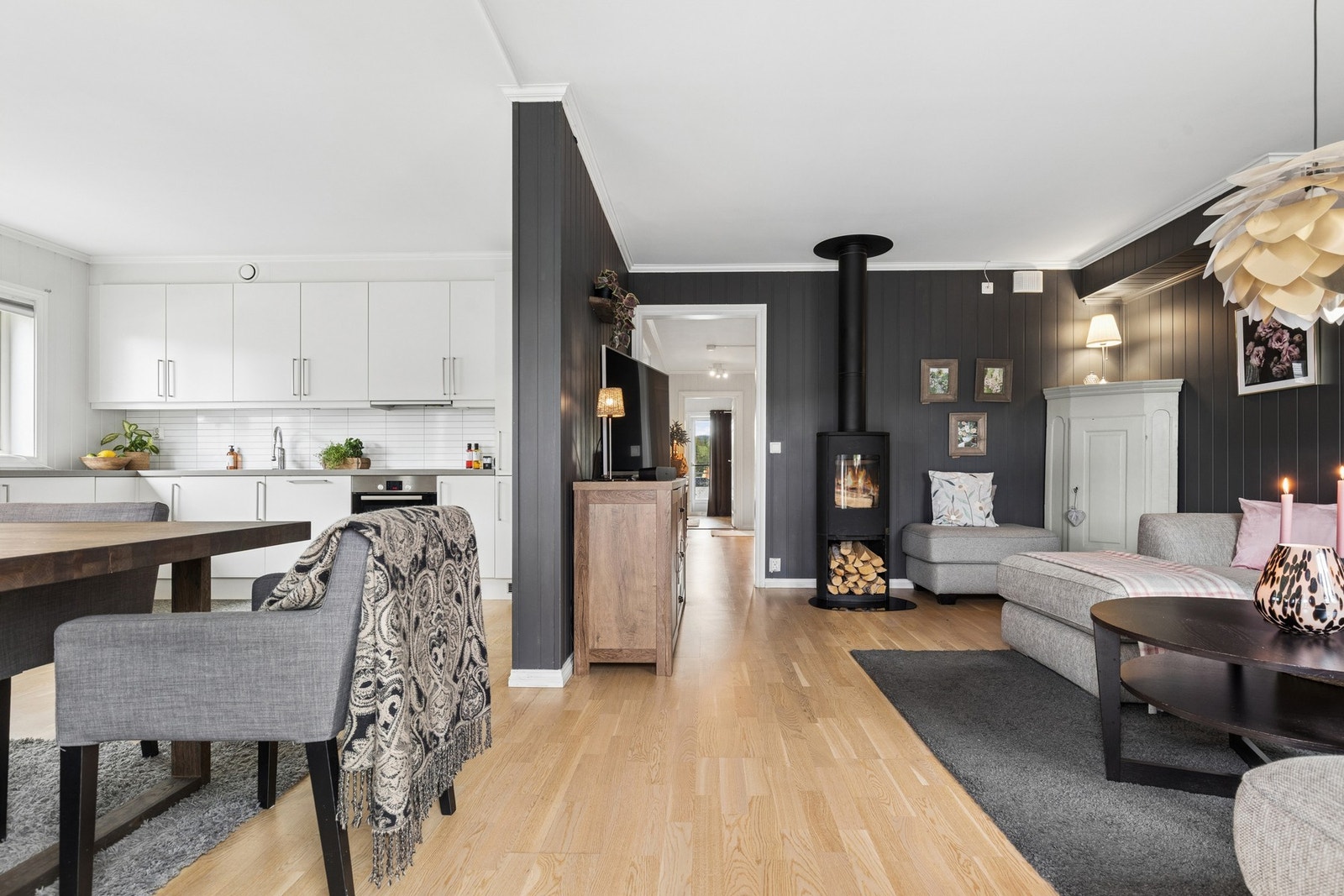 Stue og kjøkken ligger i åpen løsning med plass til både spisebord og sofagruppe. Galleribilde