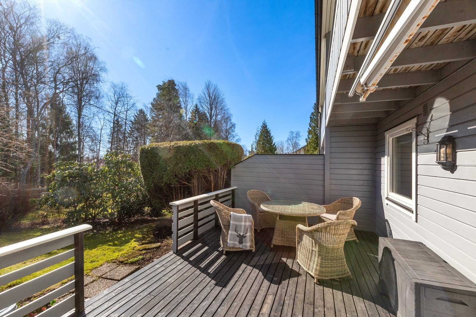 God plass med plass til flere sittegrupper- innbyr til hyggelige sommerminner med familie og venner Galleribilde