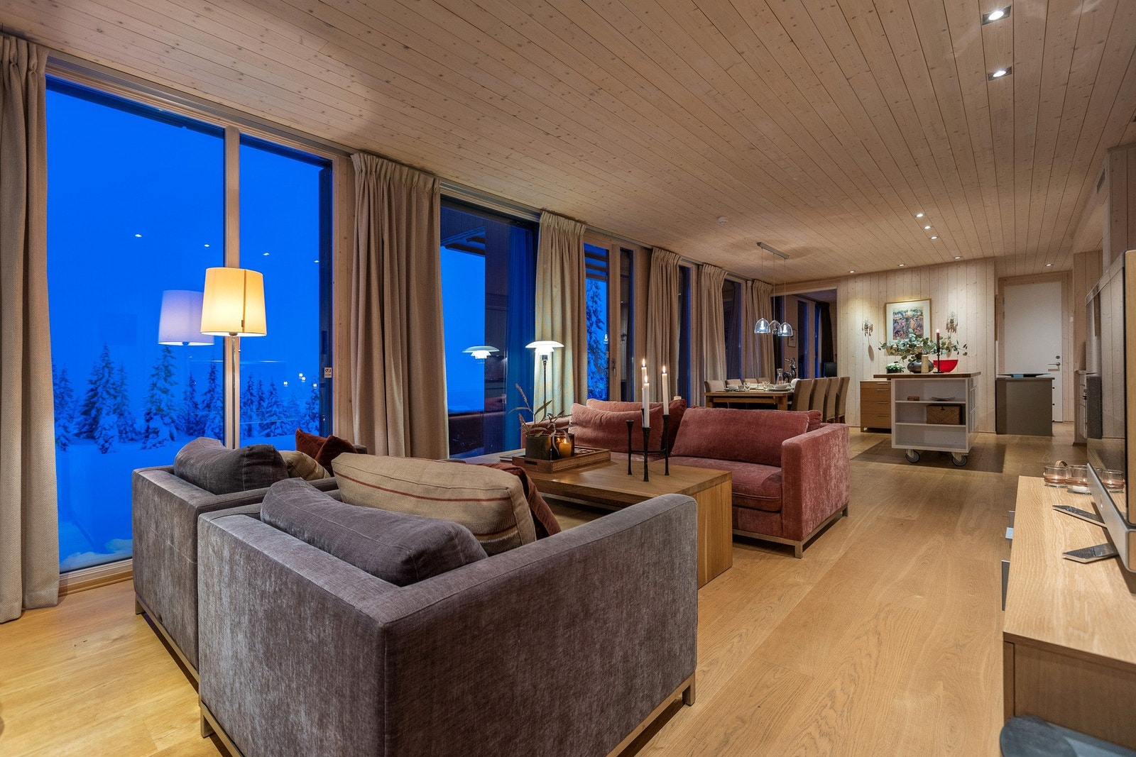 Stor og luftig stue med plass til storfamilien og gode venner på besøk. Galleribilde