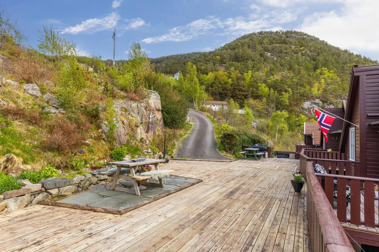 Uteplass med bord Galleribilde