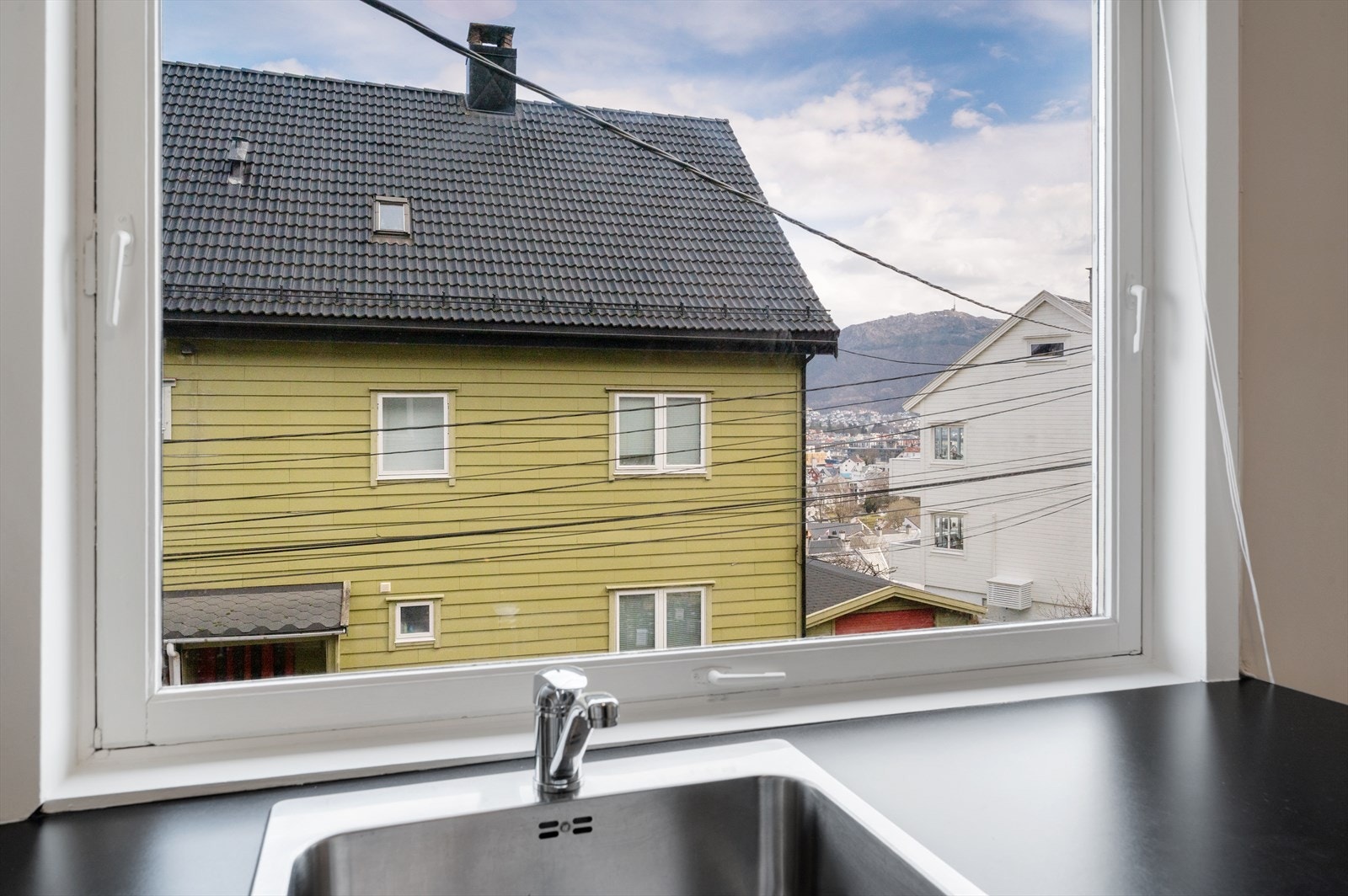Kjøkkenvinduet gir naturlig ventilasjon og lysinnslipp samtidig som det gir utsikt. Galleribilde