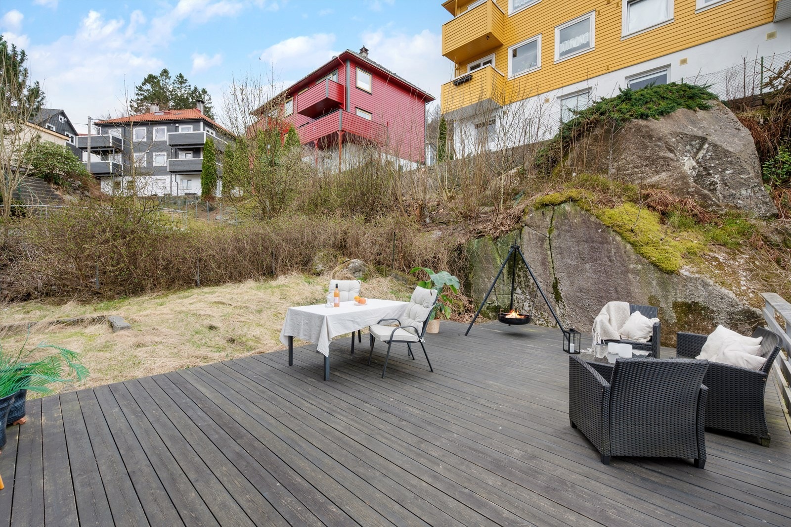 Utendørs felles terrasse gir mulighet for å nyte solskinnsdagene ute. Galleribilde