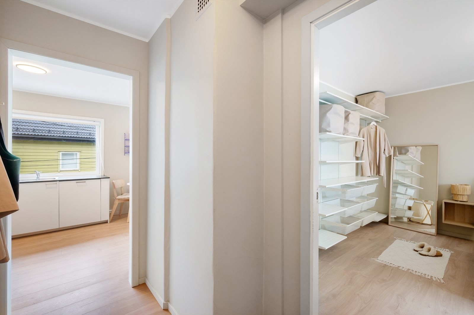 Innvendige vegger og himlinger har malte flater, og gulvet er belagt med 1-stavs laminat. Galleribilde
