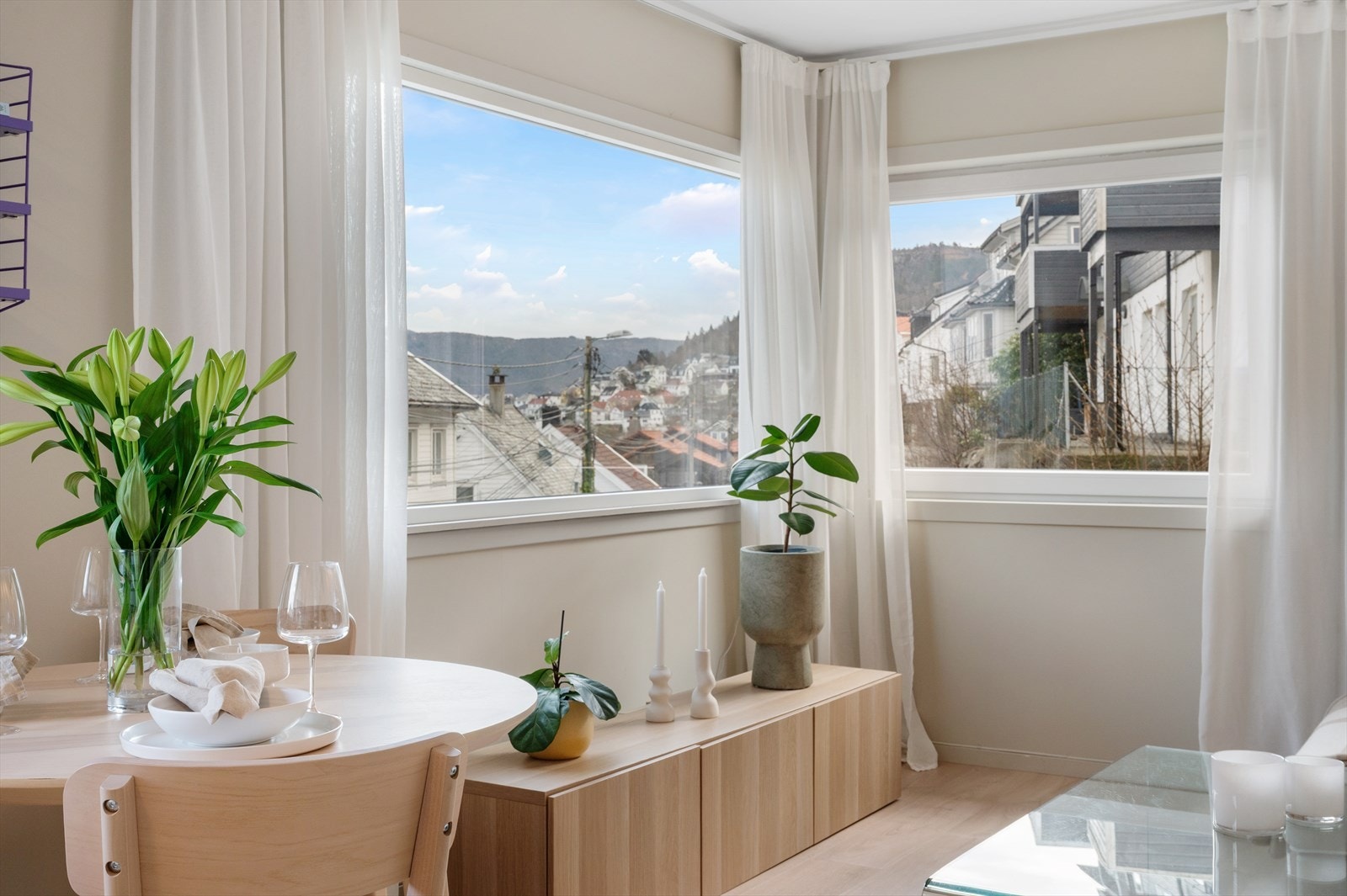 Stilfulle innvendige overflater med laminatgulv og malte vegger gir et moderne preg. Galleribilde