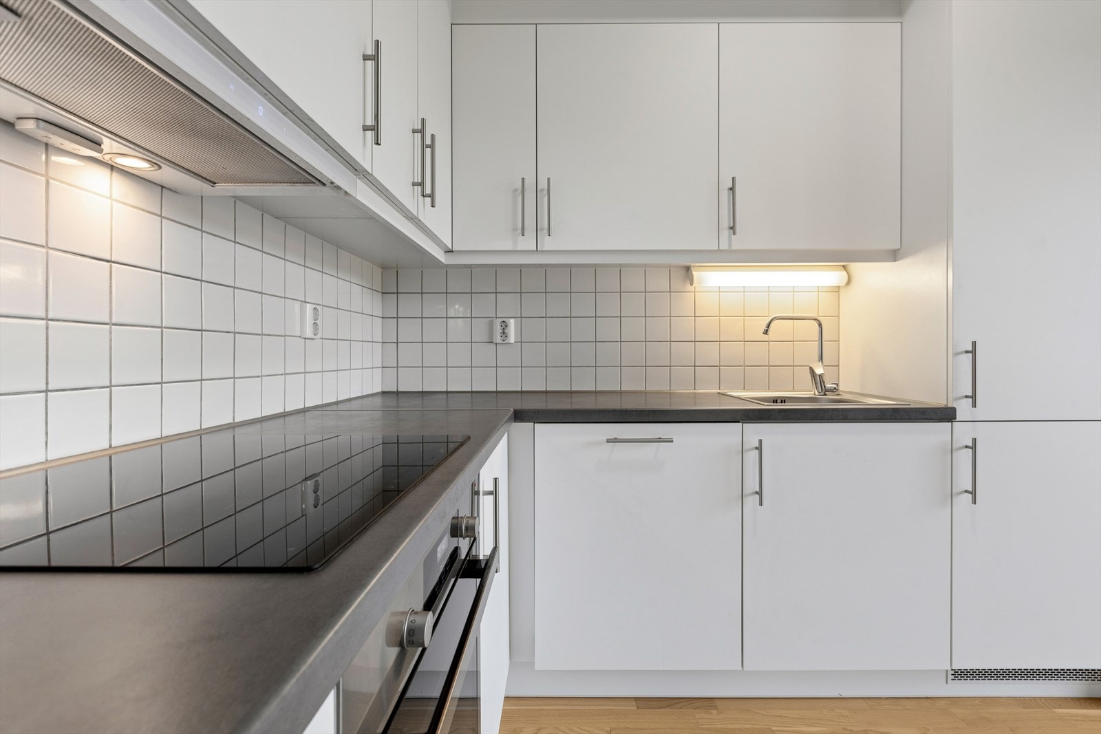 Rikelig med oppbevaringsplass i både over- og underskap gir et ryddig uttrykk. Galleribilde