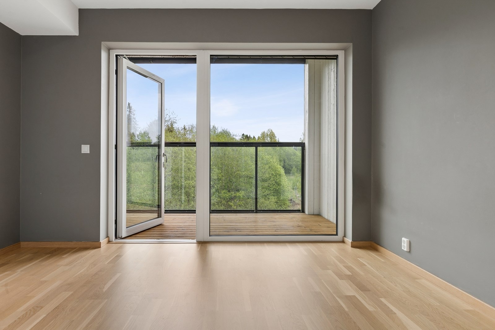 Store vindusflater med 3-lags glass fra 2020 slipper inn rikelig med dagslys og gir god isolasjon. Galleribilde