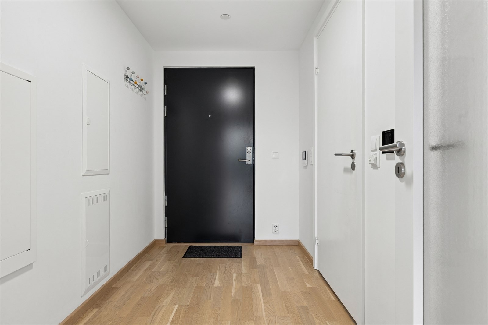 Praktisk entré med plass til oppbevaring av yttertøy og sko. Galleribilde
