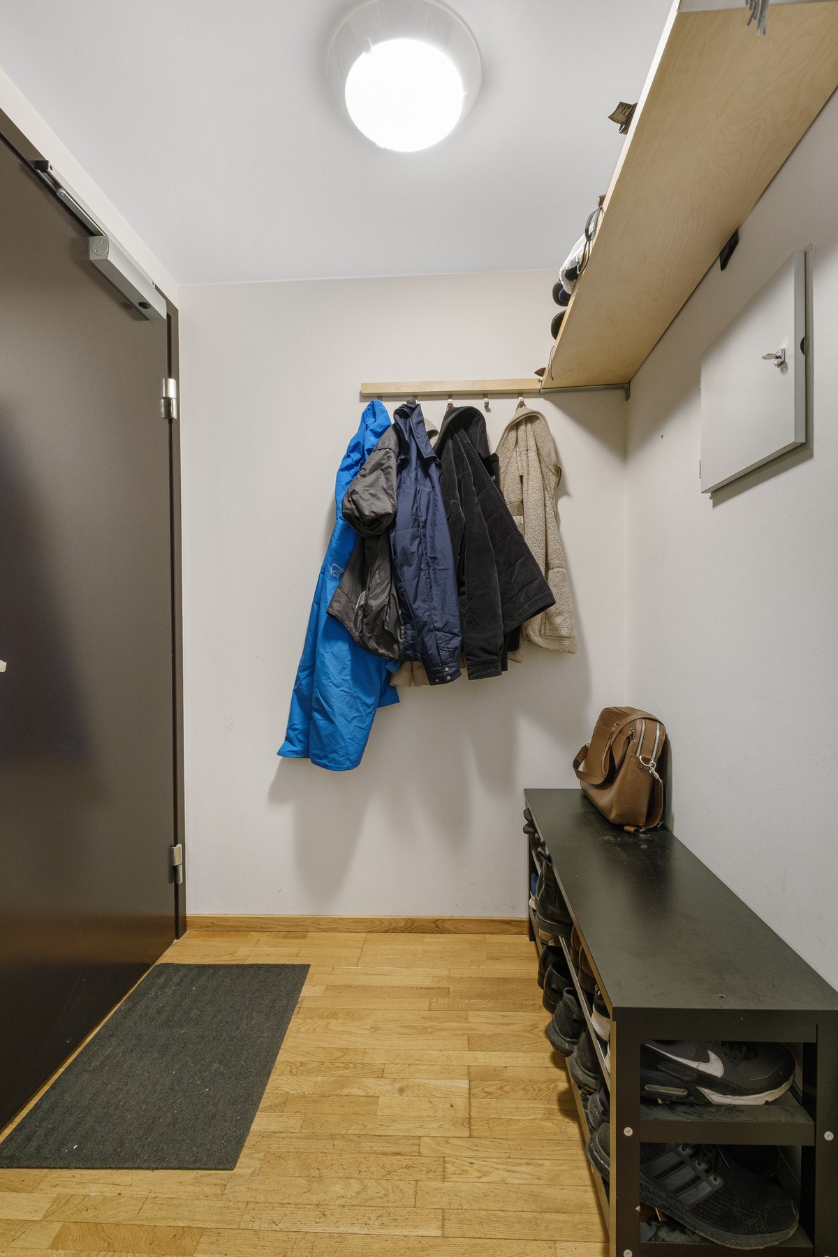 Her har selger innredet med knaggrekke og skoskap. Galleribilde