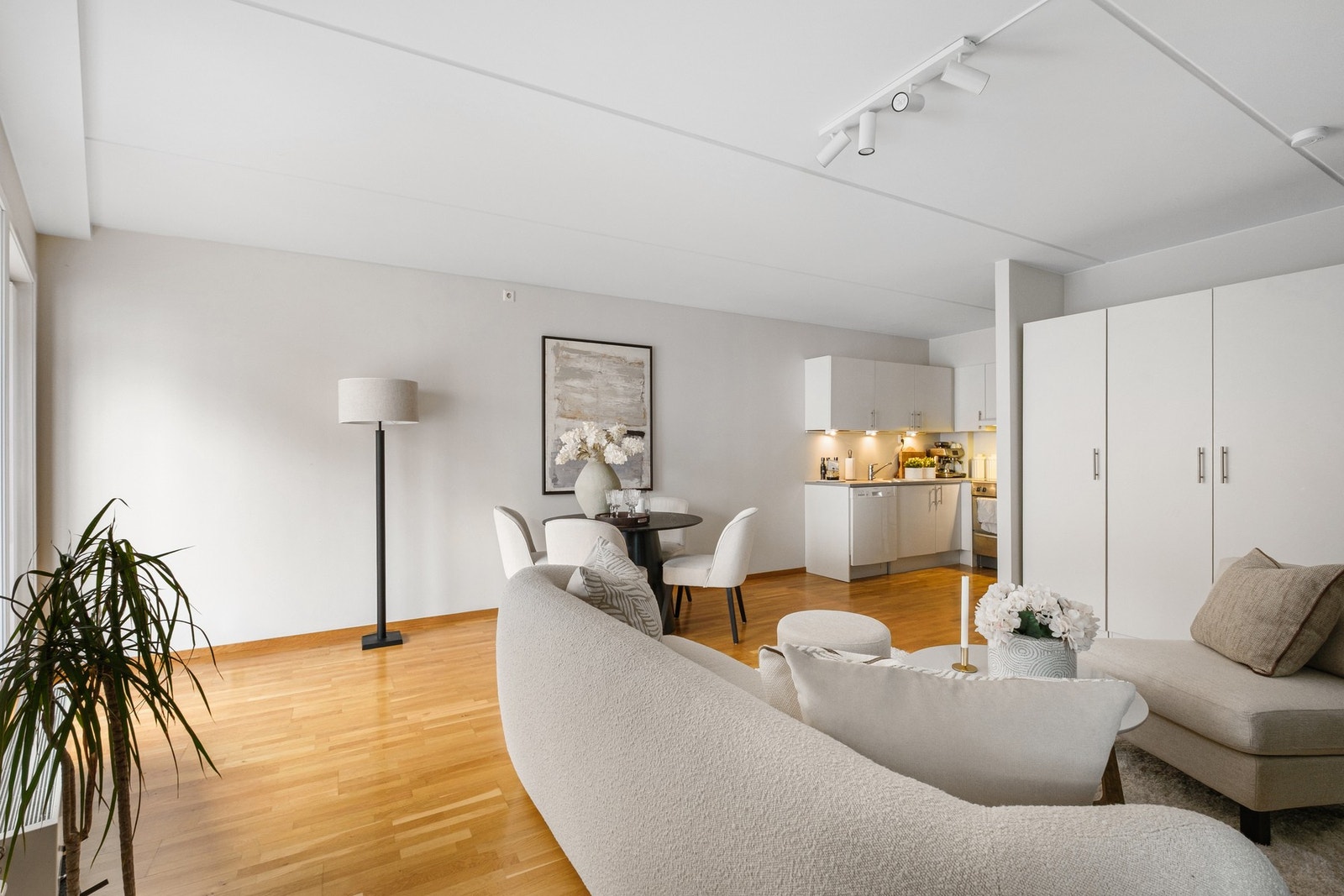Boligen oppvarmes via fjernvarme. Fjernvarme, varmtvann og kaldtvann faktureres direkte til den enkelte beboer av Lyse og er ikke inkludert i felleskostnadene. Galleribilde