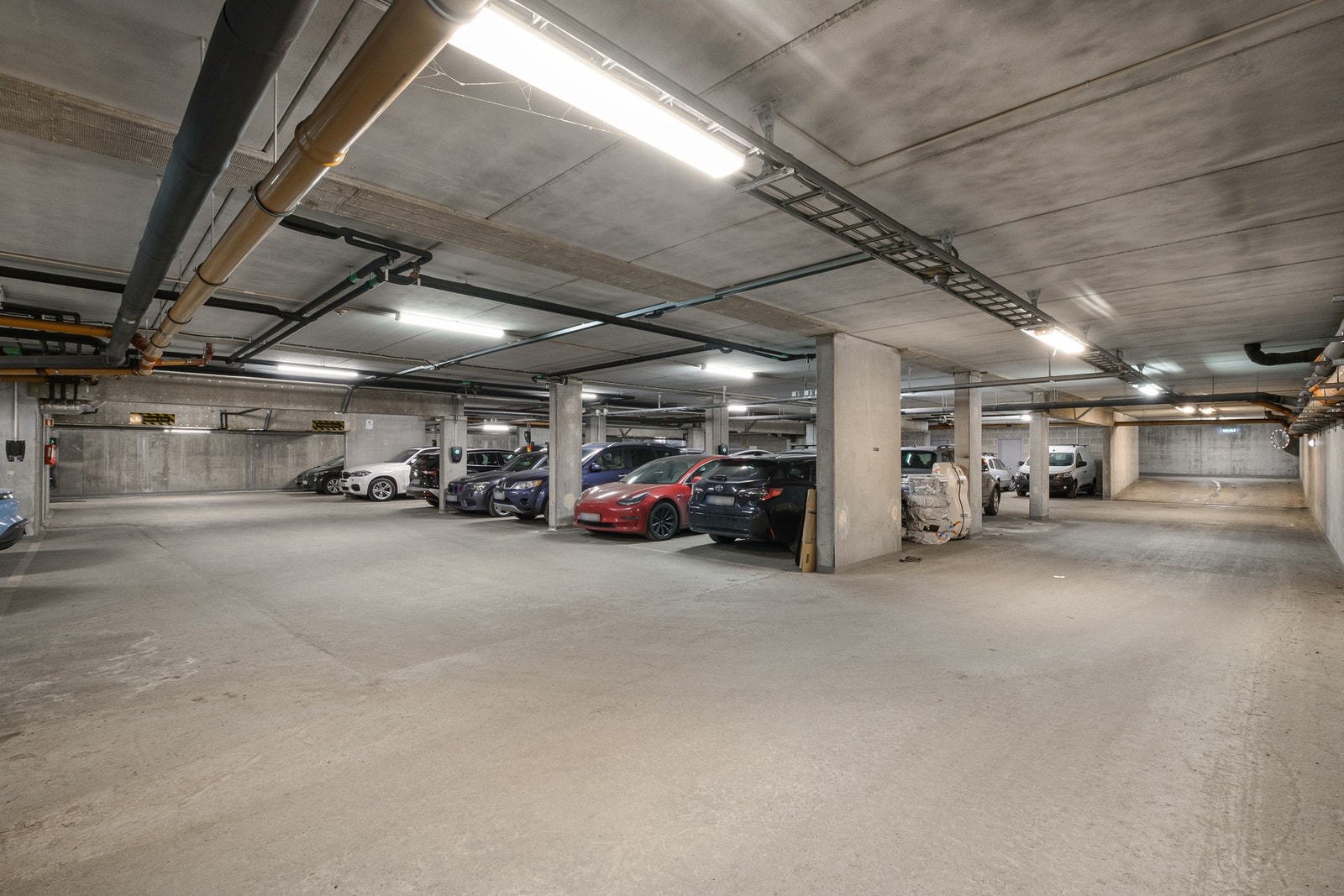Det medfølger ikke parkeringsplass til leiligheten.
Borettslaget har en felles garasjekjeller, hvor det periodevis kan være mulighet for kjøp eller leie av parkeringsplass i privat regi. Galleribilde