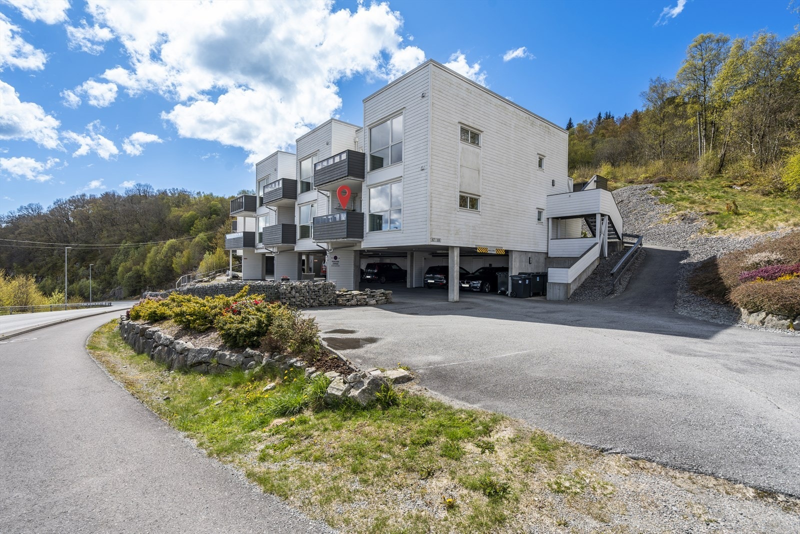 Sameiet består av 12 boligseksjoner og har pent opparbeidede fellesarealer. Galleribilde