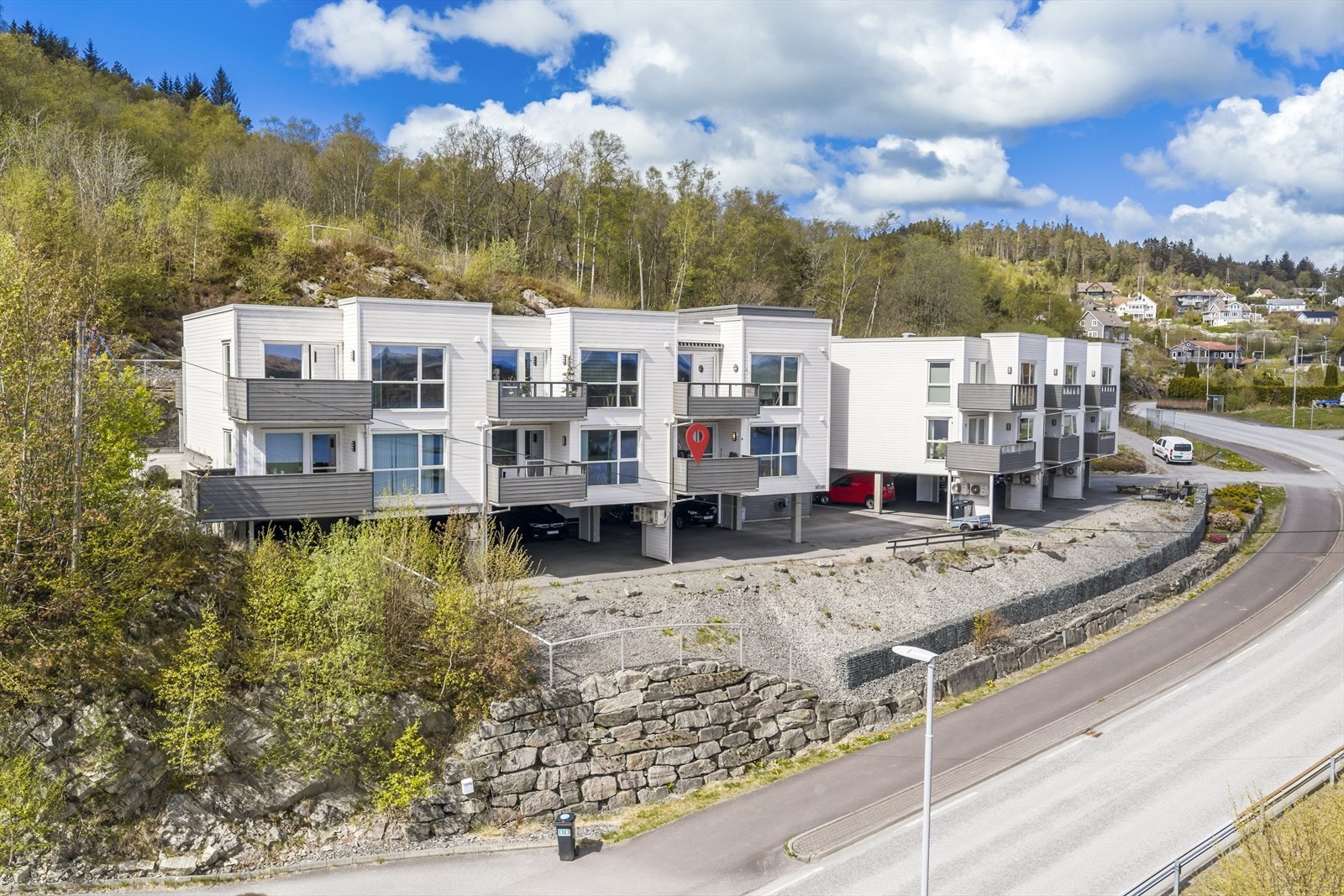 Velkommen til Skrevegen 69A! En moderne og arealeffektiv eierleilighet med sjøutsikt. Foto: Vestbris Galleribilde