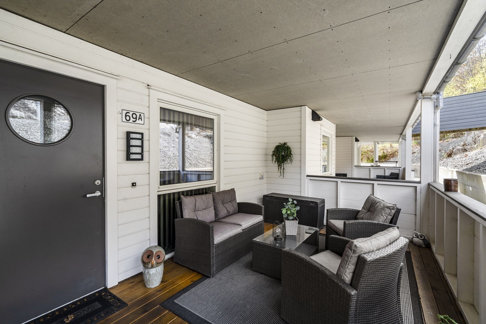 Ved inngangspartiet er det en romslig og overbygget terrasse. Velkommen inn! Galleribilde