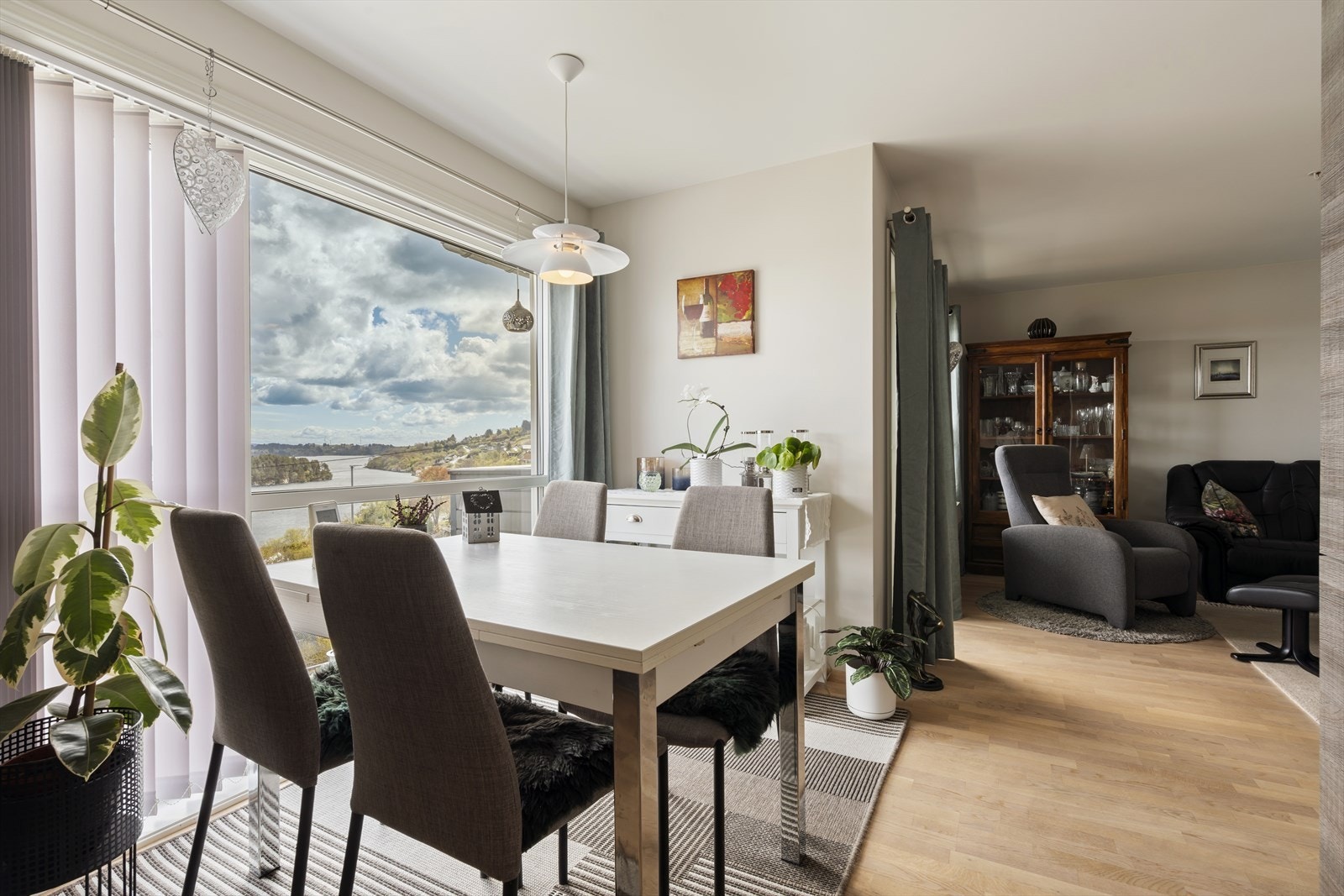 Koselig spiseplass med utsikt mot fjorden. Galleribilde