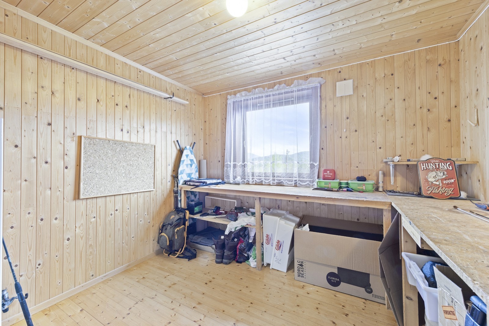 Innredet hobbyrom med arbeidsflater og lagringsmuligheter. Rommet er ikke godkjent for varig opphold. Galleribilde