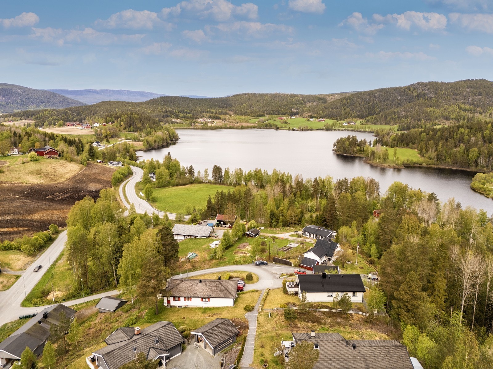 Eiendommen ligger i et etablert boligområde på Kringstad i Prestfoss. Galleribilde