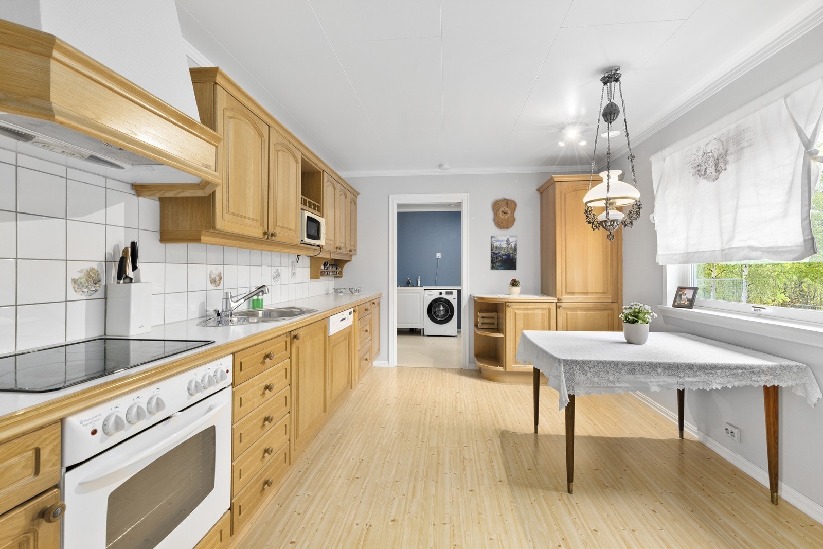 Kjøkkeninnredning med profilerte fronter i heltre eik og laminat benkeplate. Galleribilde