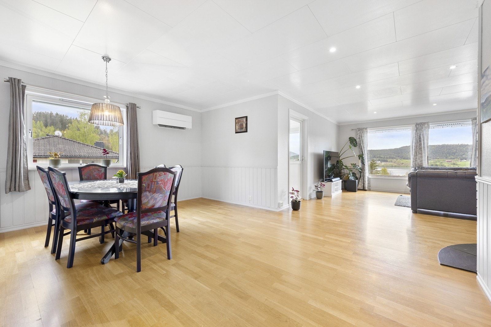 Spisestuedelen ligger i åpen løsning mot stuen. Luft-/luft varmepumpe fra 2019. Galleribilde