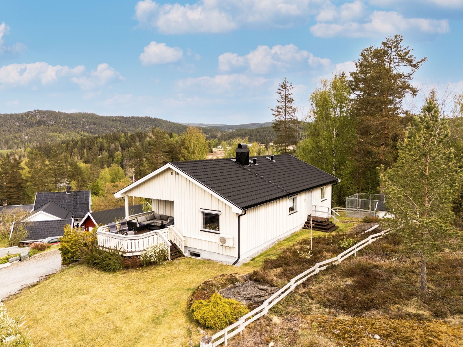 En romslig enebolig med integrert garasje i landlige og familievennlige omgivelser. Galleribilde
