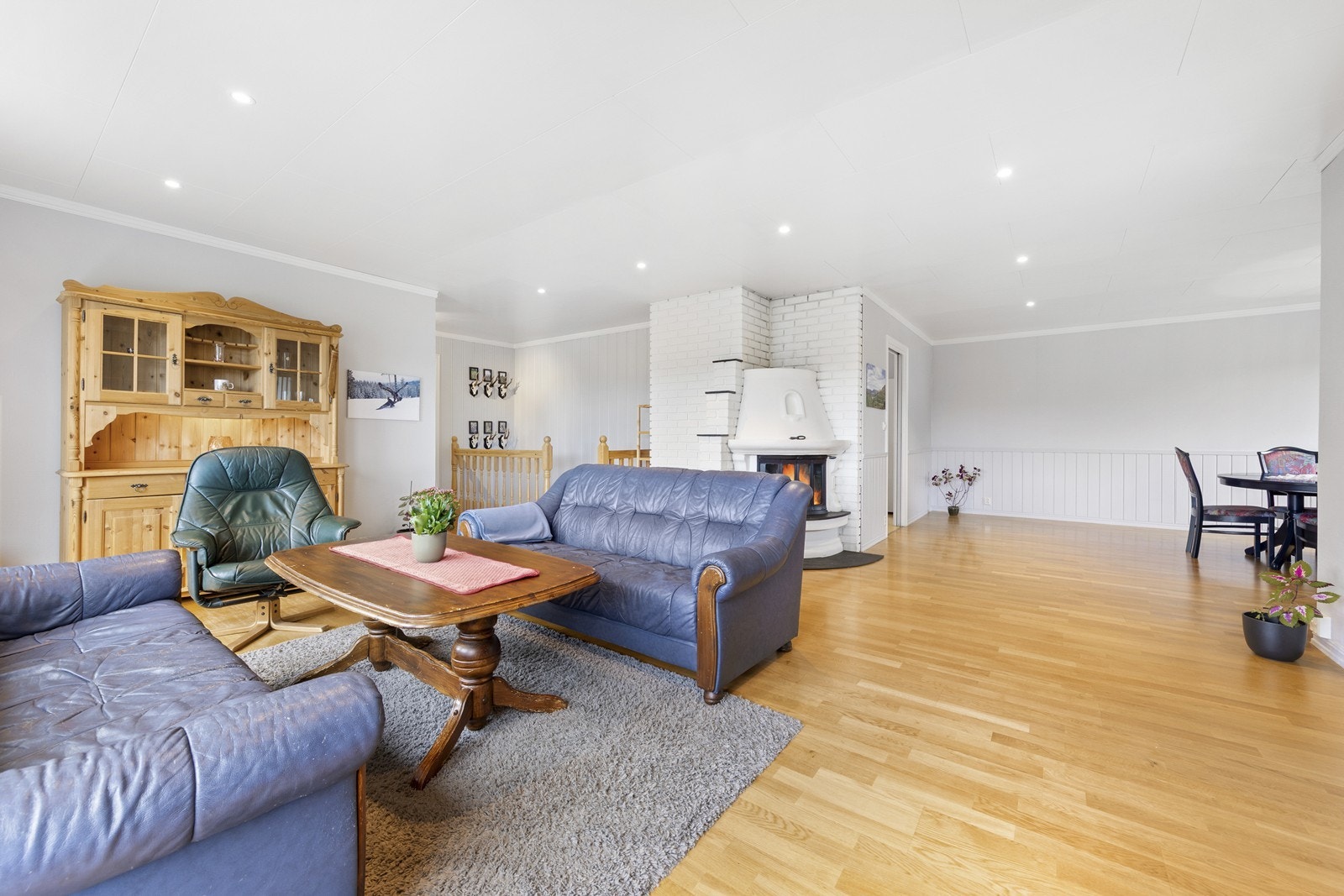 Rommet byr på god plass til møblering av både sofa- og spisegruppe. Galleribilde