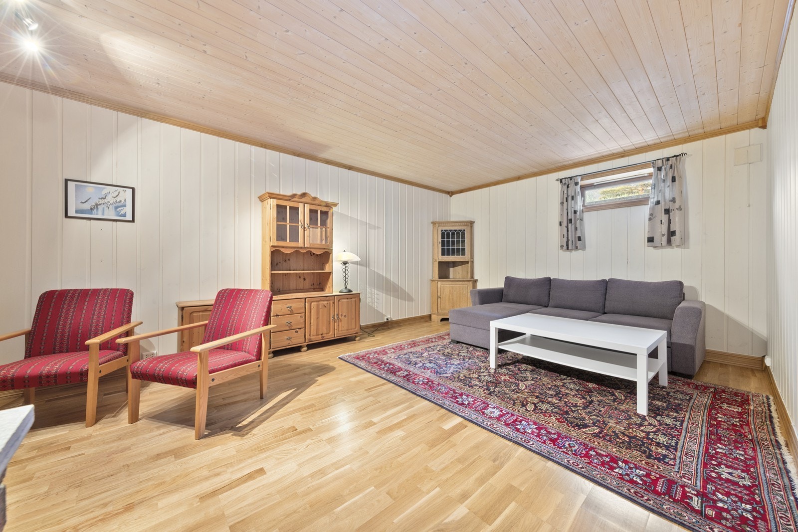 Kjellerstue med peisinnsats i teglstein. Rommet er ikke godkjent for varig opphold. Galleribilde